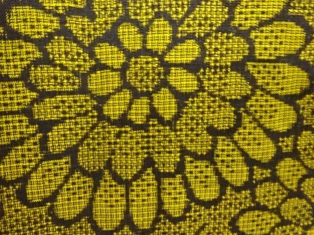 アンティーク　色紙に菊模様織り出し本場泥大島紬着物(割り込み絣)